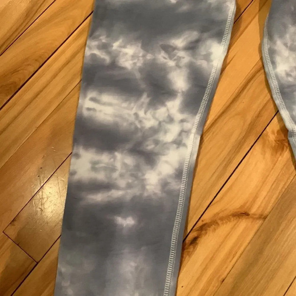 Sweet Romeo denim color compression tie dye leggings. NWT. Medium. - Picture 4 of 5
